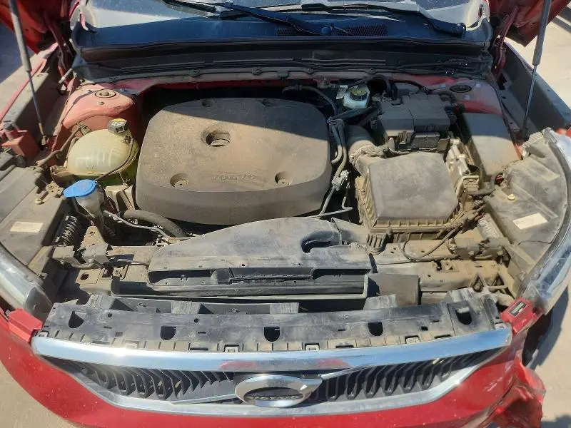 2019 VOLVO XC40 T4 MOMENTUM  