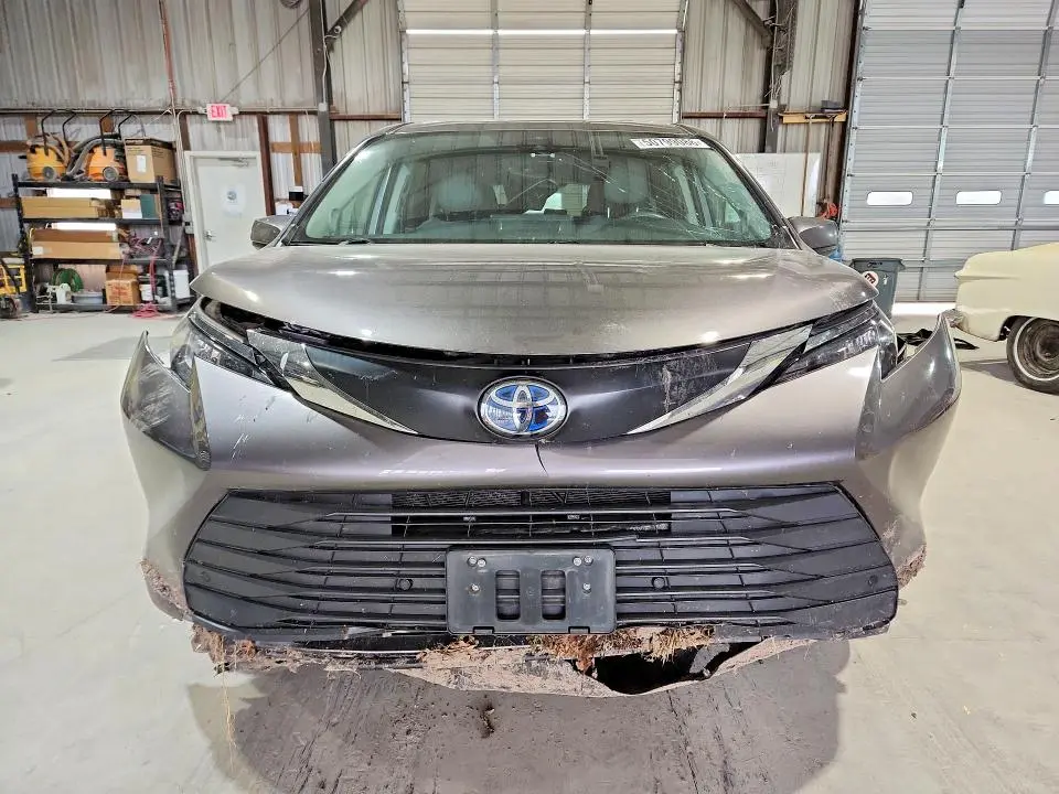 2022 TOYOTA SIENNA XLE  