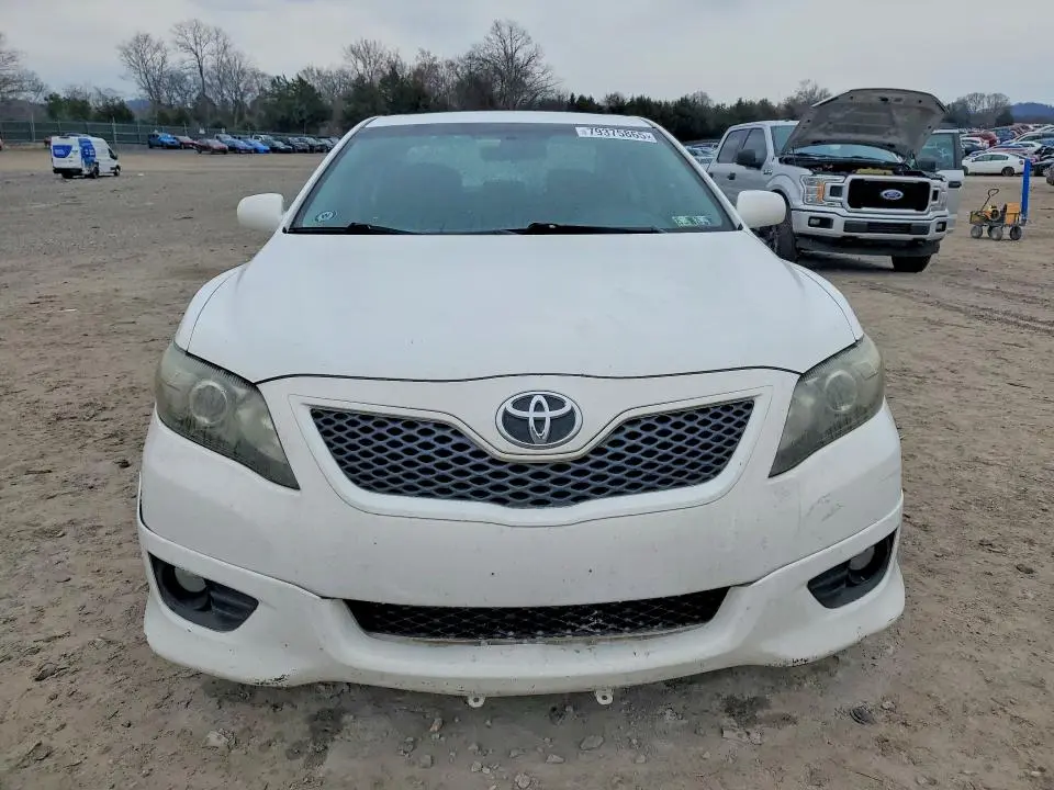 2011 TOYOTA CAMRY SE  