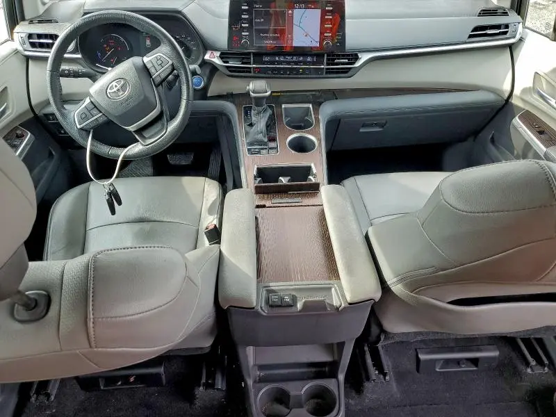 2022 TOYOTA SIENNA XLE  