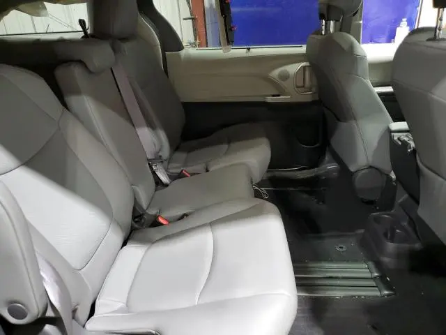 2021 TOYOTA SIENNA XLE  