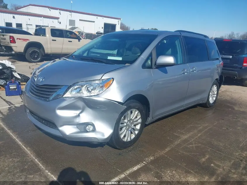 2013 TOYOTA SIENNA XLE V6 8 PASSENGER