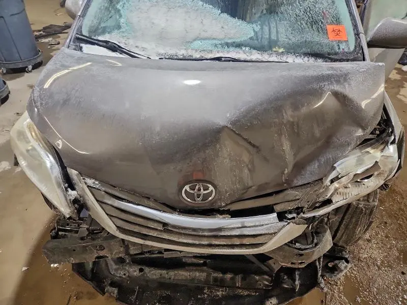 2013 TOYOTA SIENNA XLE  