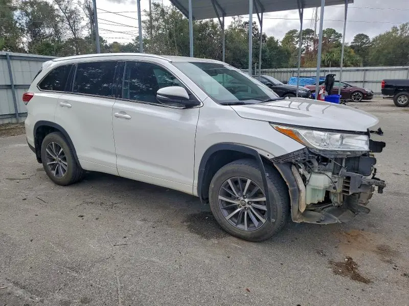 2017 TOYOTA HIGHLANDER SE  
