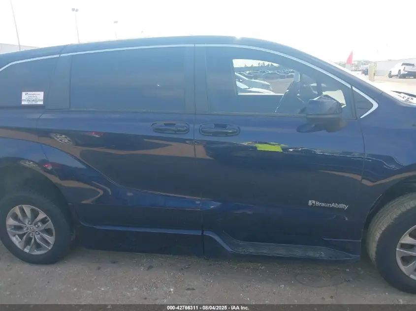 2022 TOYOTA SIENNA LE