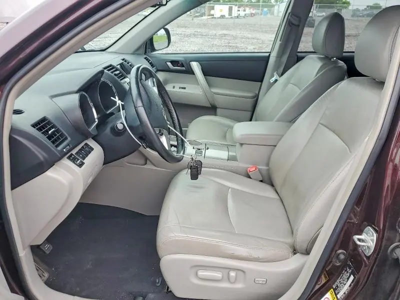 2013 TOYOTA HIGHLANDER SE  