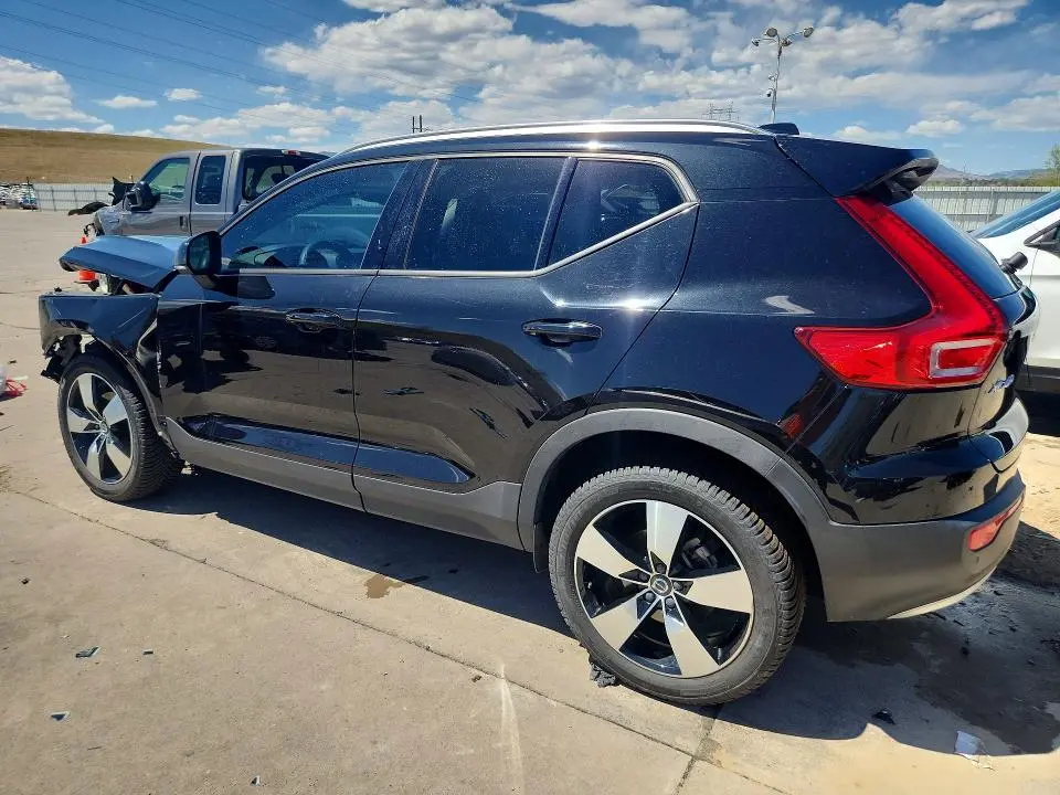 2020 VOLVO XC40 T5 MOMENTUM  