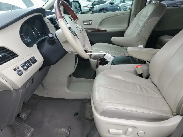 2013 TOYOTA SIENNA XLE