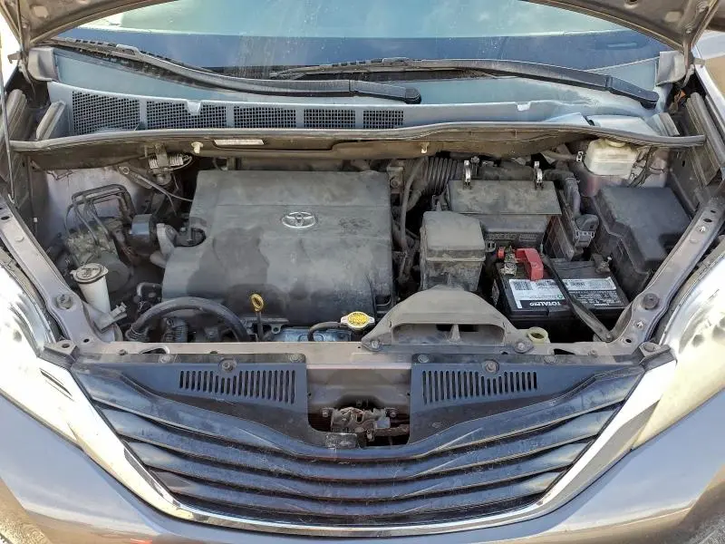 2013 TOYOTA SIENNA LE  