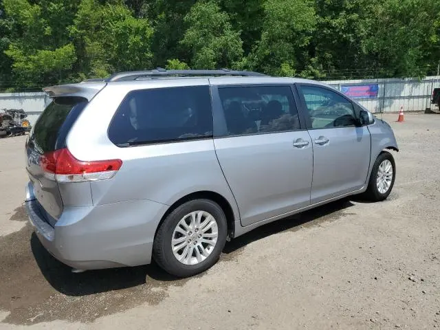 2013 TOYOTA SIENNA XLE  