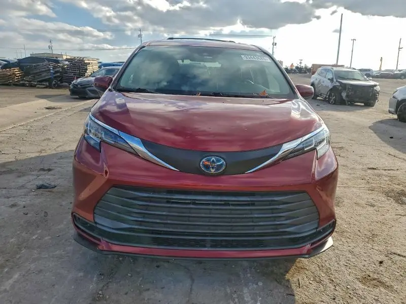 2021 TOYOTA SIENNA LE  