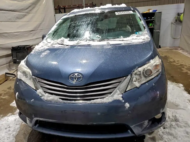 2017 TOYOTA SIENNA XLE  