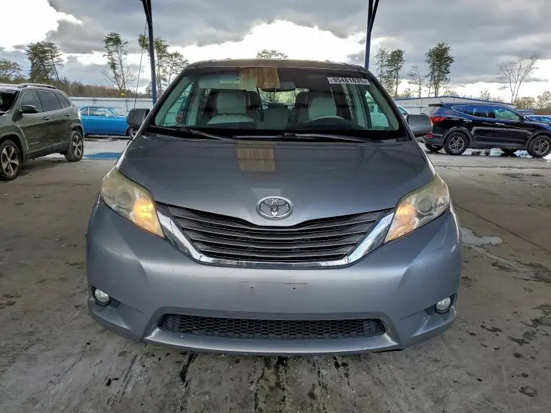 2013 TOYOTA SIENNA XLE  