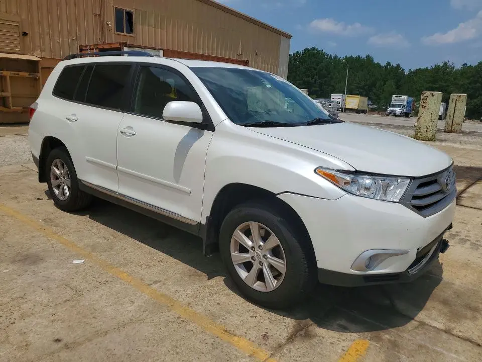2011 TOYOTA HIGHLANDER SE  