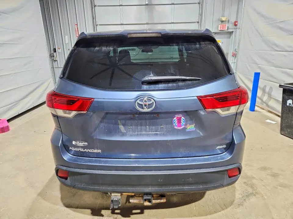2018 TOYOTA HIGHLANDER LE  