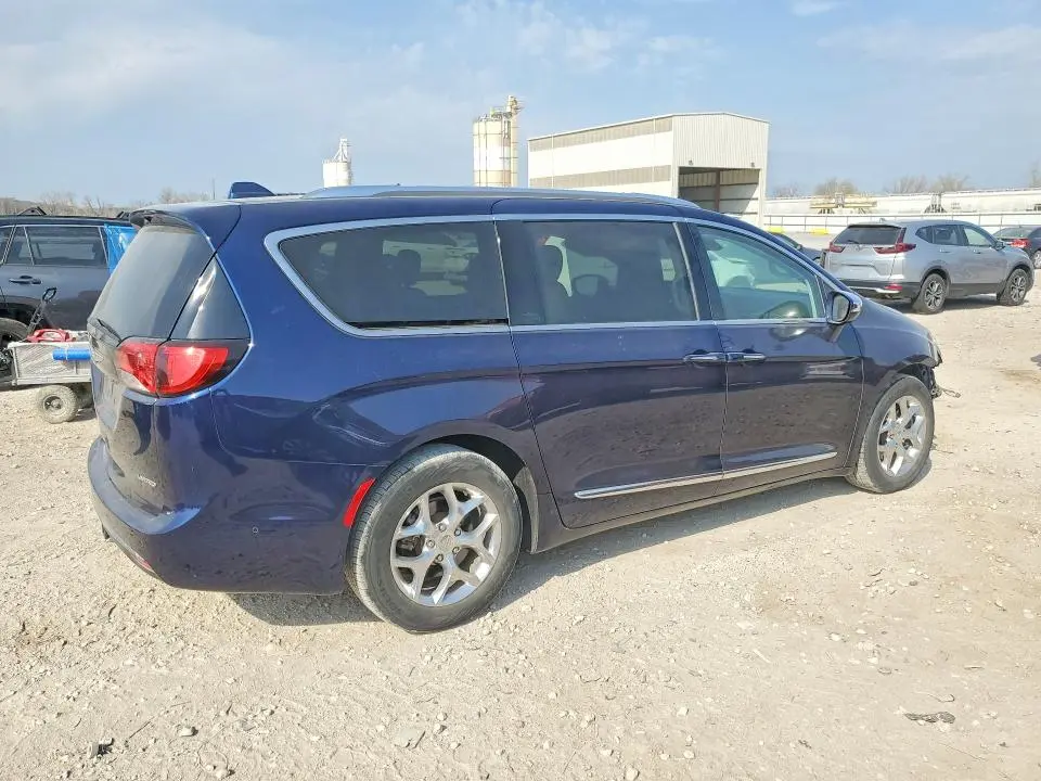 2017 CHRYSLER PACIFICA LIMITED  