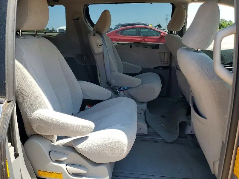 2013 TOYOTA SIENNA LE  