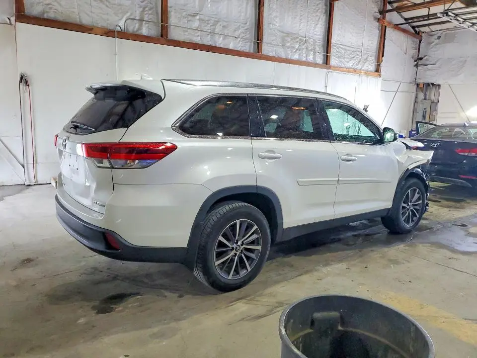 2019 TOYOTA HIGHLANDER XLE  