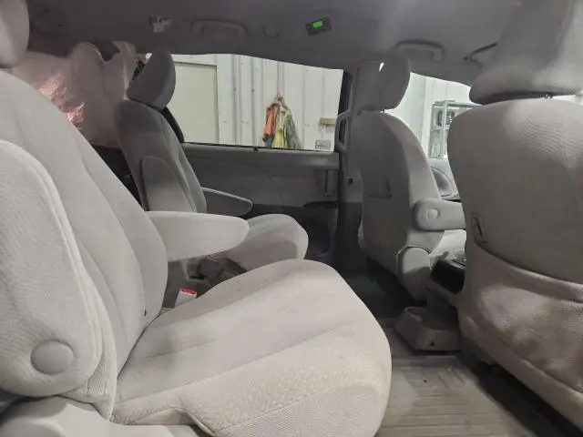 2013 TOYOTA SIENNA LE  