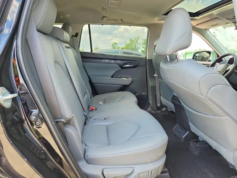 2025 TOYOTA HIGHLANDER XLE  