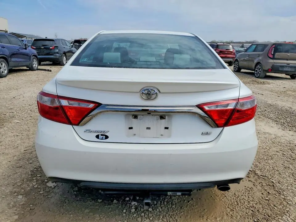 2016 TOYOTA CAMRY SE  