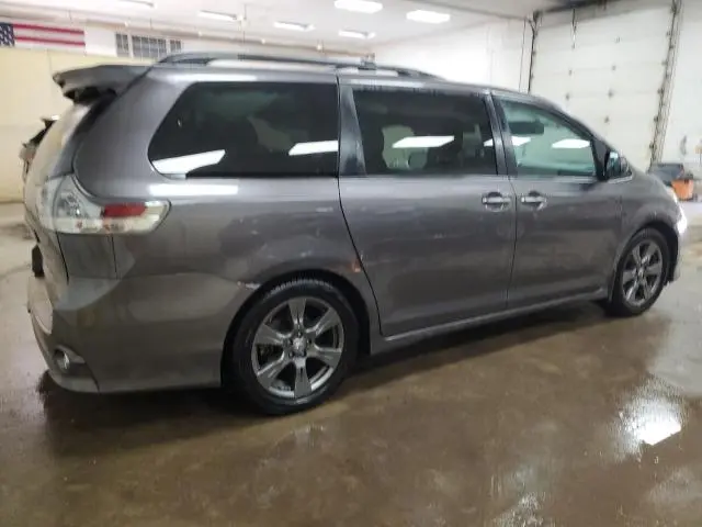 2017 TOYOTA SIENNA SE  