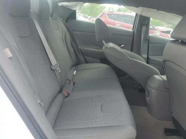 2024 HYUNDAI ELANTRA SE  