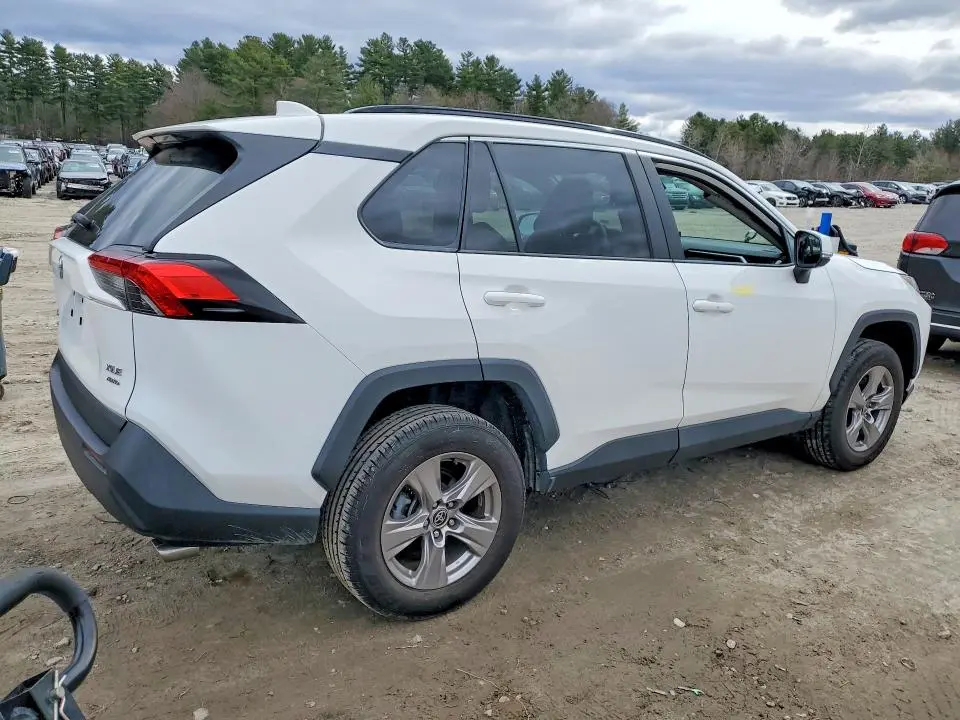 2022 TOYOTA RAV4 XLE  