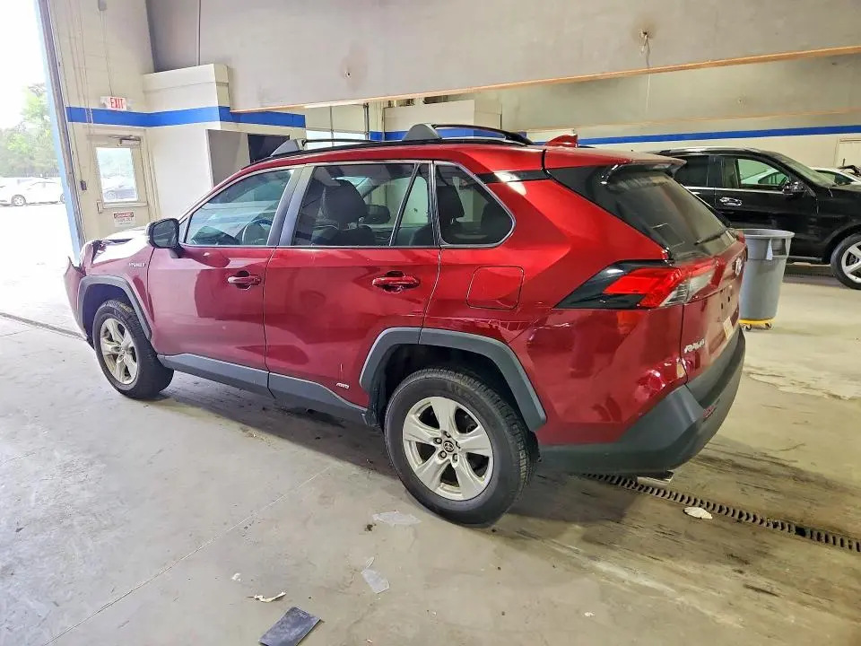2021 TOYOTA RAV4 XLE  