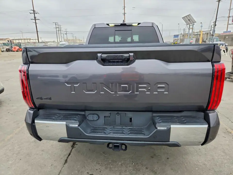 2022 TOYOTA TUNDRA SR5  