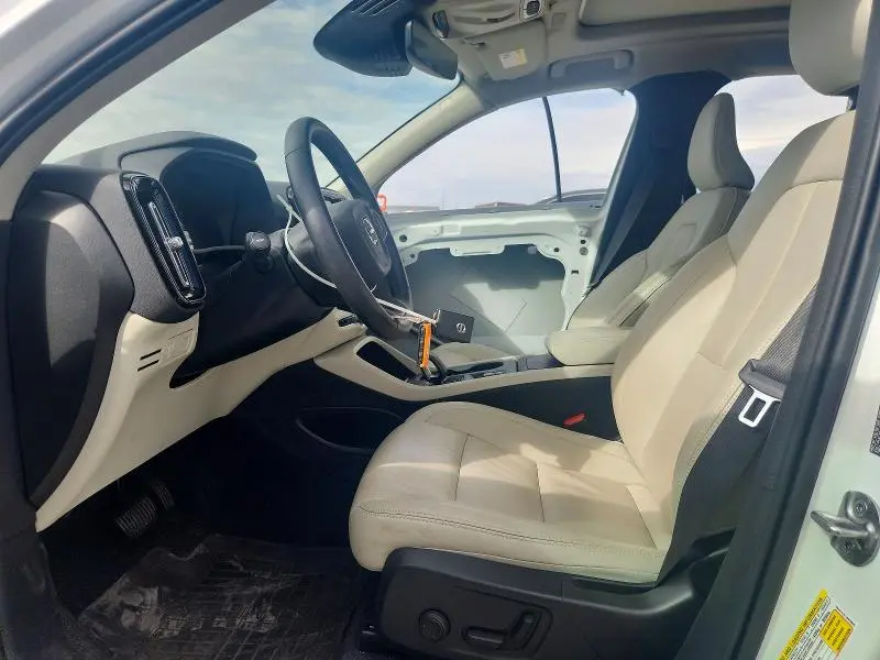 2022 VOLVO XC40 T4 MOMENTUM  