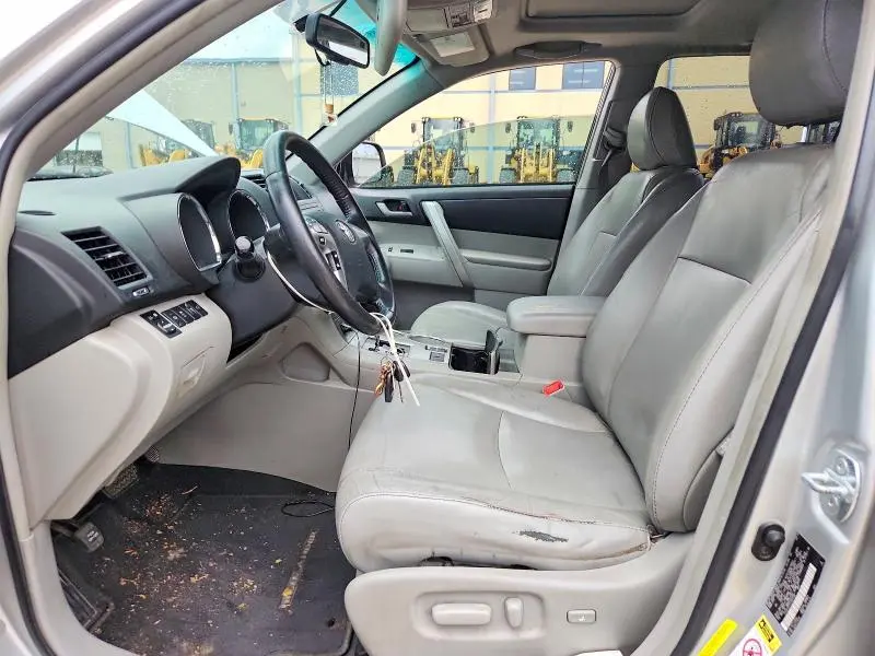 2012 TOYOTA HIGHLANDER SE  