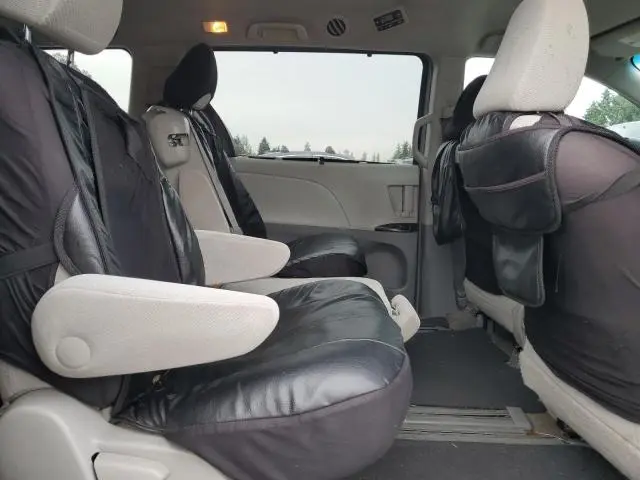 2013 TOYOTA SIENNA LE  