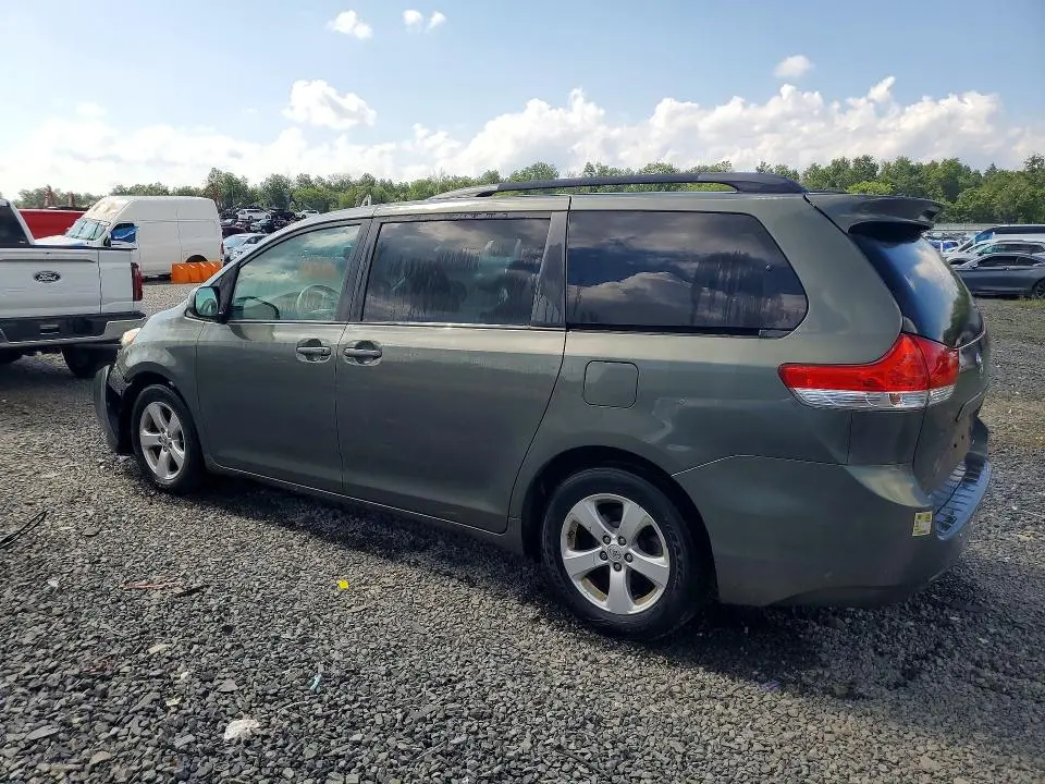 2013 TOYOTA SIENNA LE  