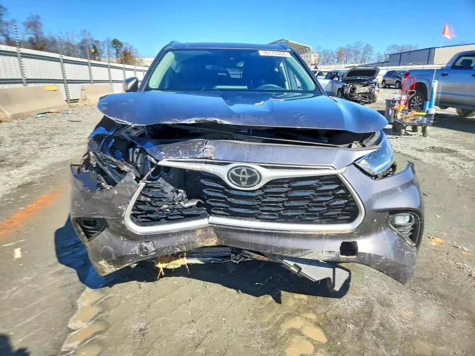 2021 TOYOTA HIGHLANDER XLE  