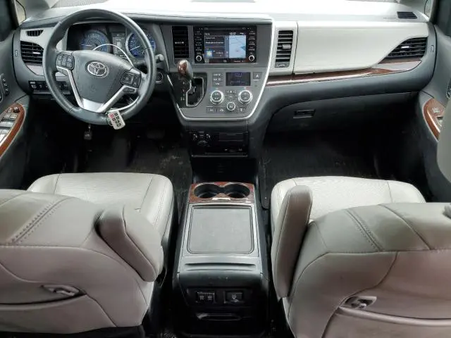 2020 TOYOTA SIENNA XLE  