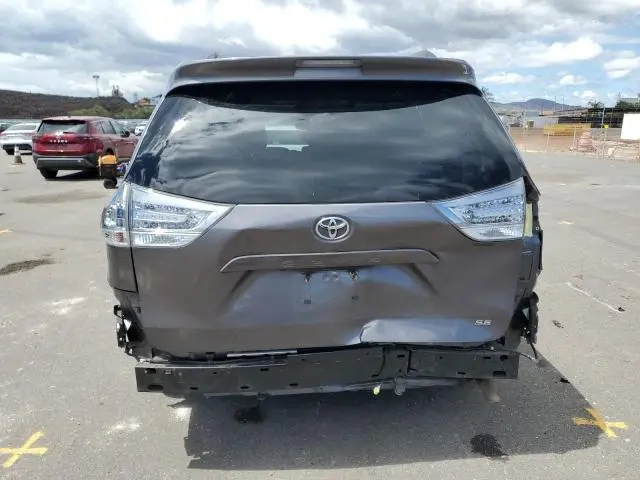 2017 TOYOTA SIENNA SE  
