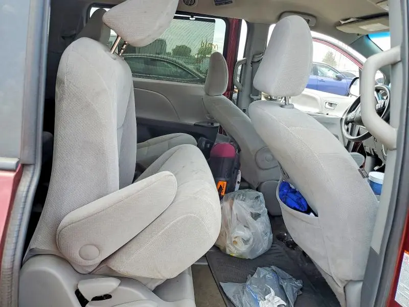 2016 TOYOTA SIENNA LE  