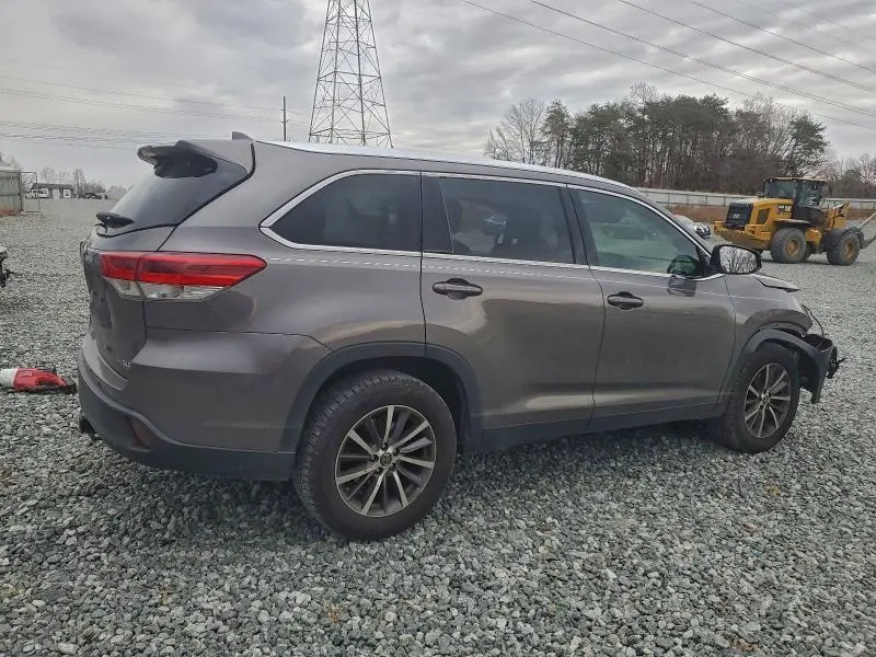 2019 TOYOTA HIGHLANDER SE  
