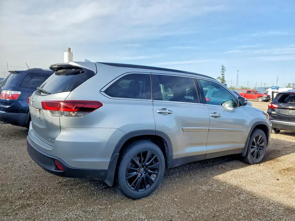 2019 TOYOTA HIGHLANDER SE  