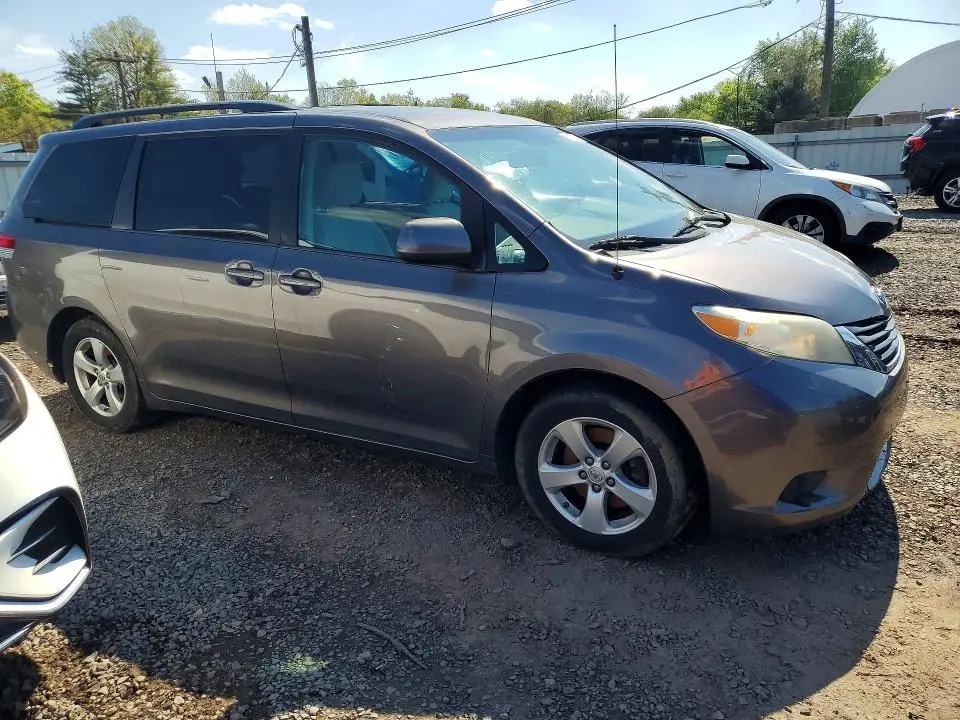 2013 TOYOTA SIENNA LE  