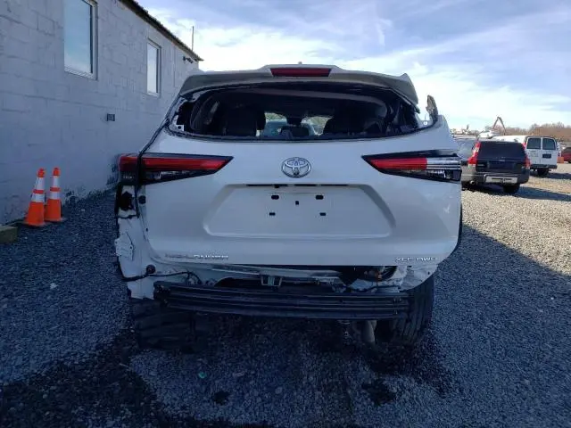 2021 TOYOTA HIGHLANDER XLE  