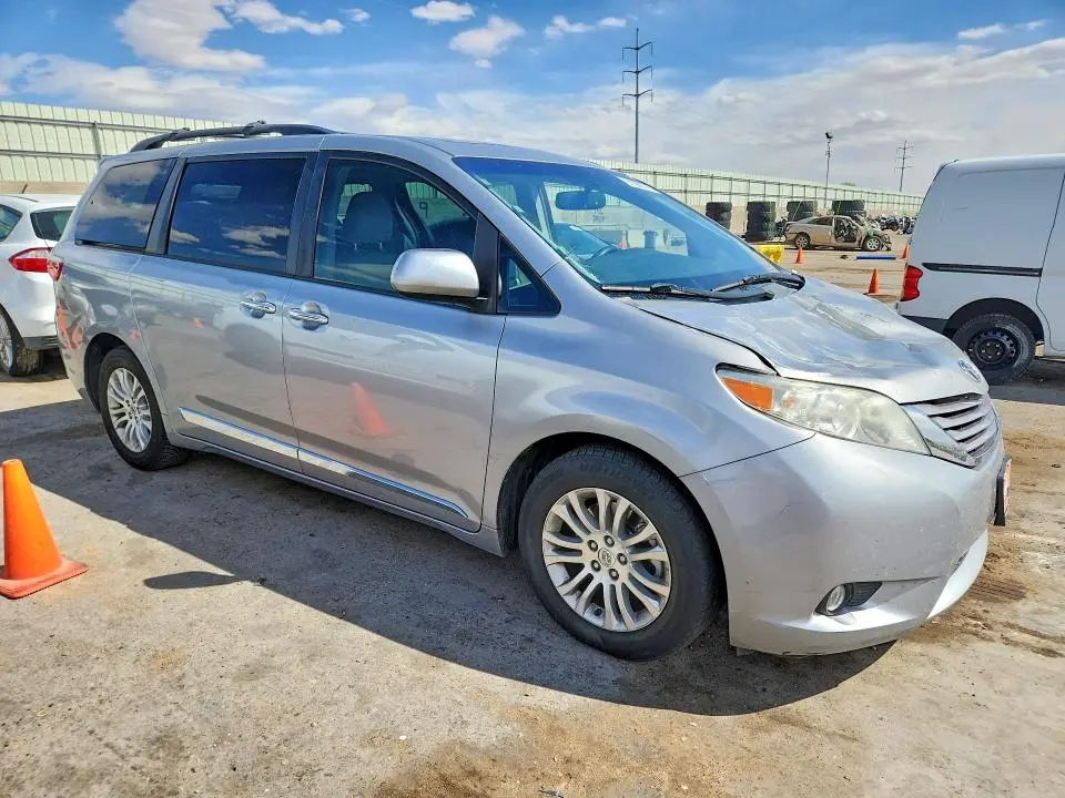 2015 TOYOTA SIENNA XLE PREMIUM 8-PASSENGER  