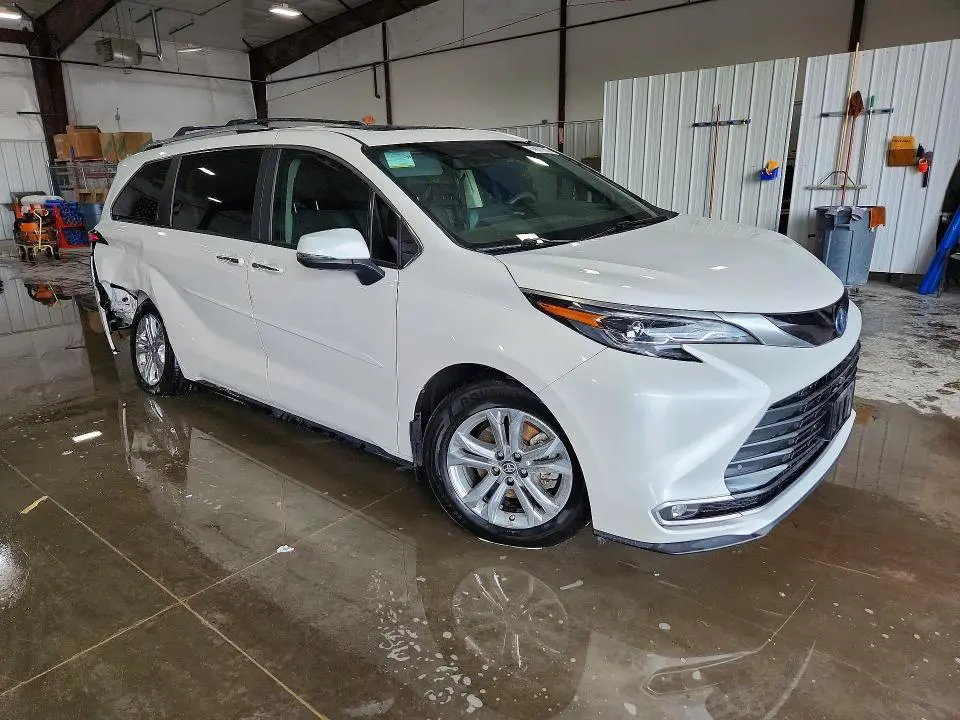 2024 TOYOTA SIENNA PLATINUM 7-PASSENGER  