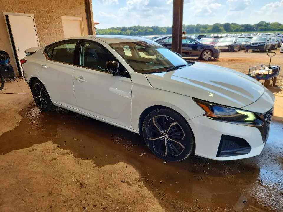 2023 NISSAN ALTIMA SR  