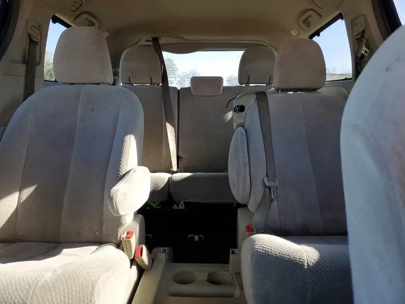 2014 TOYOTA SIENNA LE  
