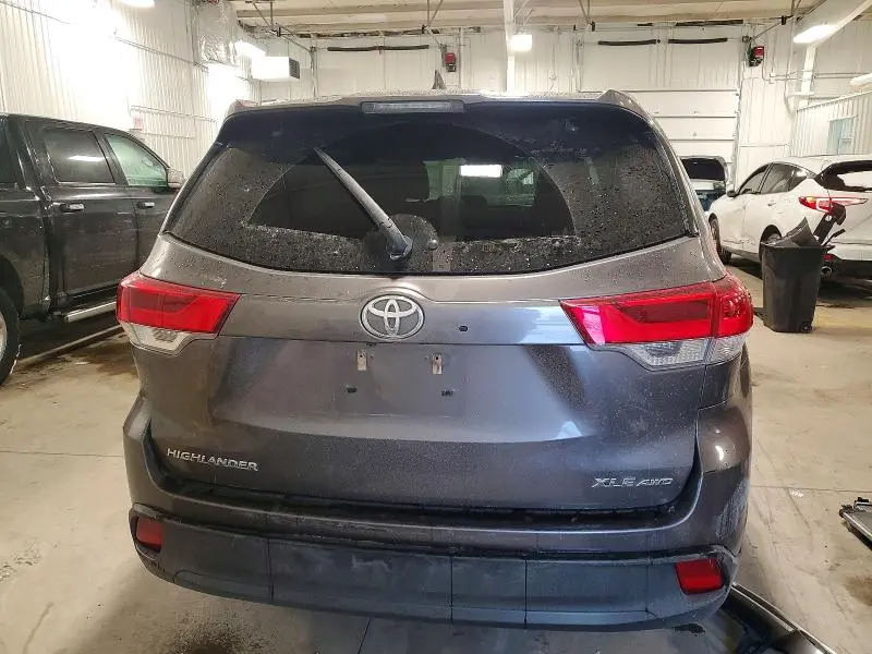 2018 TOYOTA HIGHLANDER SE  