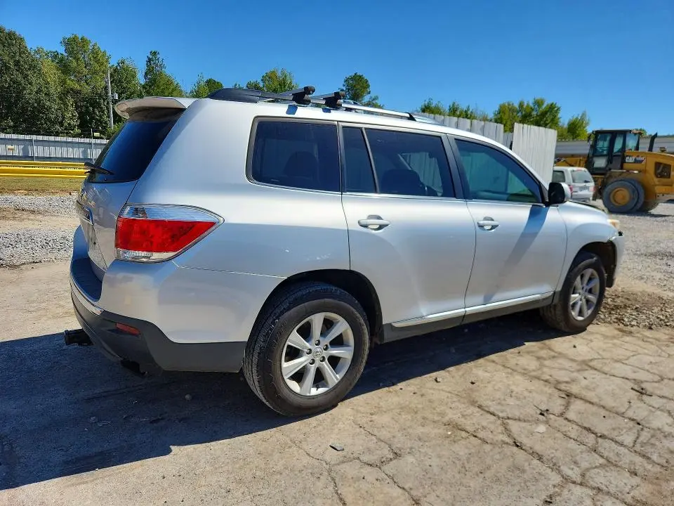 2013 TOYOTA HIGHLANDER SE  