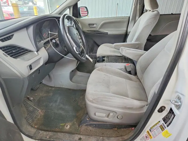 2017 TOYOTA SIENNA LE  