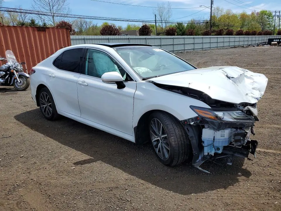 2021 TOYOTA CAMRY XLE  